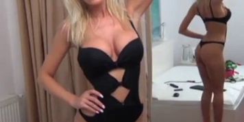 Webcam Girl Shows Off Her Amazing Body