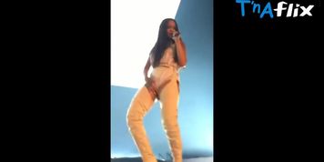 Rihanna Sexy Scene  in Rihanna Sexy Dancing And Touching On Stage