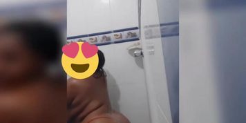 Culo grande en la ducha