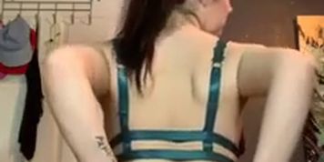Whit girl strips and shakes ass 