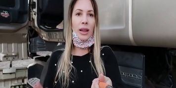 LOIRA provocando TODOS os MACHOS  CAMINHONEIRO SECANDO (Exibicionismo Exibicionismo, Sarah Lollypop)