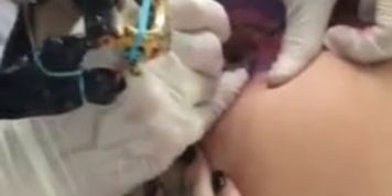 RAGAZZA NAPOLETANA  SI FA TATUARE IL BUCO DEL CULO