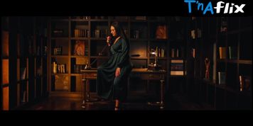 Ulyana Chzhan Butt,  Breasts Scene  in Nemodelnoye Agentstvo