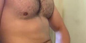 Dilf with beard wanks in the bath 