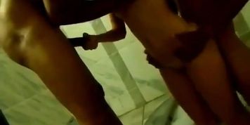 Casada faz festinha em motel com 2 caras