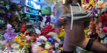 Miss_Livi shopping buttplugged