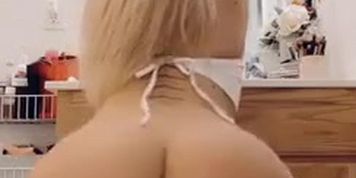 Sexy blonde shaking that ass 