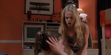 Mena Suvari nude - American Beauty - 1999