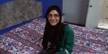 Spex arab beauty strips and rides cock