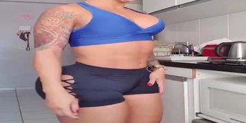 Biggest booty ever on live!!!!