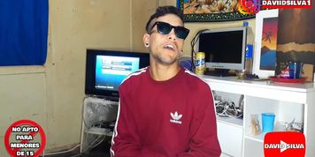 SE ME&Oacute; EN LA CAMA (GAY)