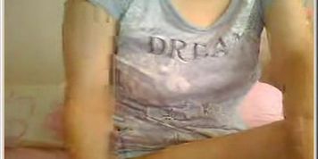 Singapore girl with shaved pussy playing on webcam