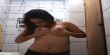 Mariana colegiala dedicando