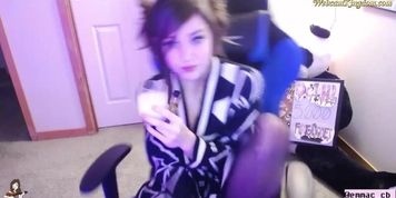 Skinny streamer flashing boobs and ass on webcam