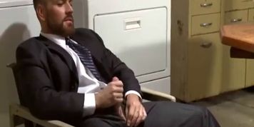 LOS HOMBRES HETERO SE CALIENTAN VIENDO PORNO Y SE ANTOJAN DE LO QUE SEA, PURO MORBO. VERGAS AFUERA