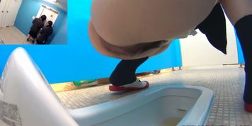 Japanese hotties urinate