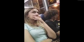 gostosa molhada no onibus busao