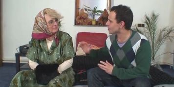 Old porn actress' pussy is drilled by the guest