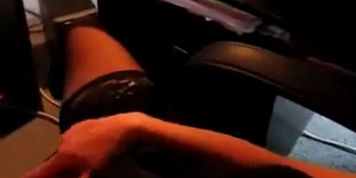 la coquine se branle devant un film porno