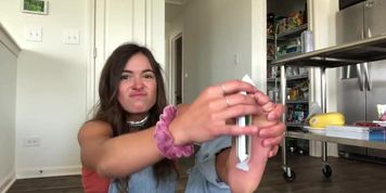 Brunette Show Sexy Small Feet & Play challenge