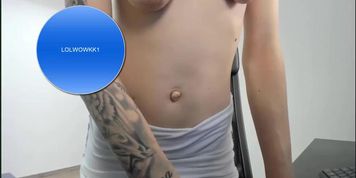 bellybuttonpull (Larissa Mendes)