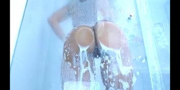 Sexy Shower Girl
