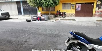 Graban v&iacute;deo porno en la calle, la gente pasa como si nada, y ella dandose sus sentones