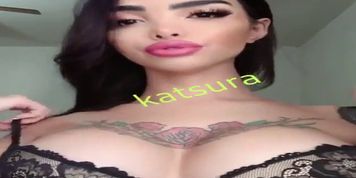 Kim kaoz mostrando las tetas muy golfa (Kim Triple X, Mariah Koenig)