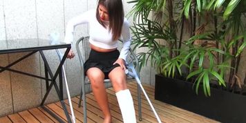 Fetisch-Concept.com - 2 Scenes junge Asiatin mit Gipsbein C_Clip_1_Benz (Stitched Clip).mp4