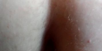 Llenando de leche el culo del gordito