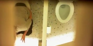 Desperate milf takes a long piss in the ladies room