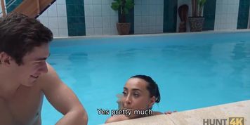 HUNT4K. Swimming pool is a nice place for guy to screw (Anna Rose)