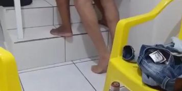 pegou-a-pretinha-no-colo-e-pau-na-buceta-635840.mp4