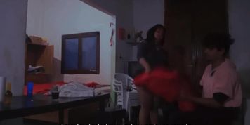 Comparto tragos con mi amigo, y terminamos compartiendo la cama, sexo duro entre risas (Leah Gotti, Lisa Ann, Stacy Cruz)