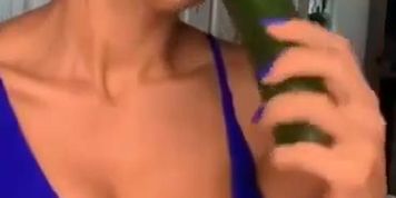 SEXY TEEN PLAY WITH CUCUMBER (ONLYFANS)