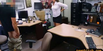 Big booty babe pawns her twat and banged