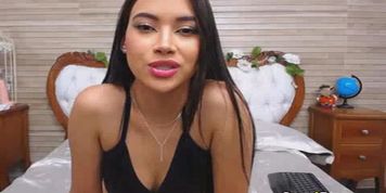 Sexy Girl Fingering Her Creamy Pussy