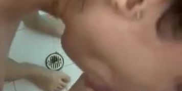 Colombiana hace una mamada en el ba&ntilde;o