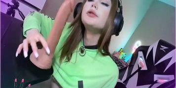 webcam girl deepthroats dildo and double anal dildo