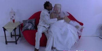 GRANNY LOVES BLACK - Gilf bride sucking black schlong