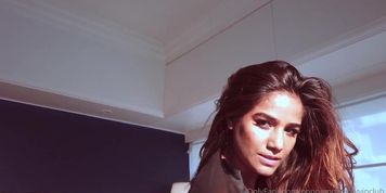 Desi Girl Spreads - Poonam Pandey