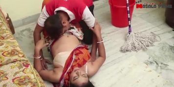 patni ke jane ke baad naukarani ko jamin pe litakar choda
