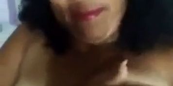 Suegra en tanga se masturba con pepino