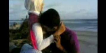 indonesian- cewek jilbab mesum di tepi pantai