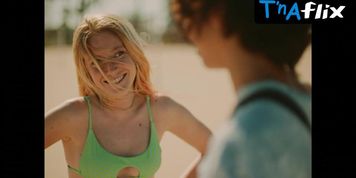 Malva Vela Bikini,  Lesbian Scene  in How To Screw It All Up (Como Mandarlo Todo A La Mierda)