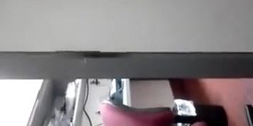 se saca la tanga en la oficina