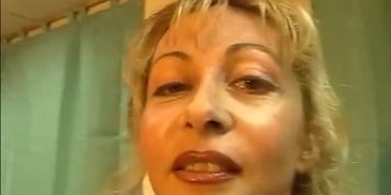 Casting d'une mature bcbg qui fait un strip pour la premi&egrave;re fois