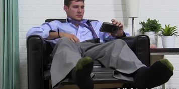 Stud shows off his feet while watching porn and masturbating