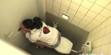 Eu bitch taking cock on gloryhole