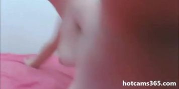 Novinha gostosa gemendo e gozando de quatro